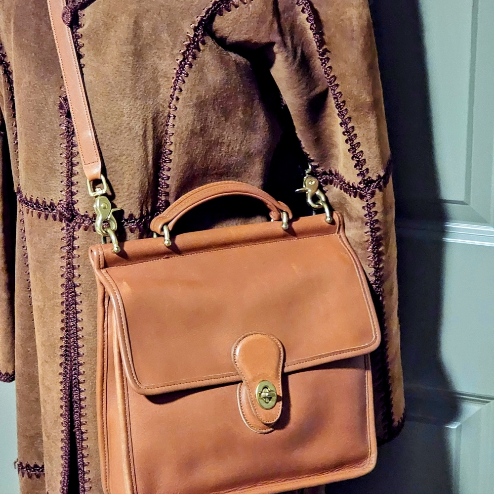 Great Vintage Coach!! All genuine LEATHER crossbody purse!